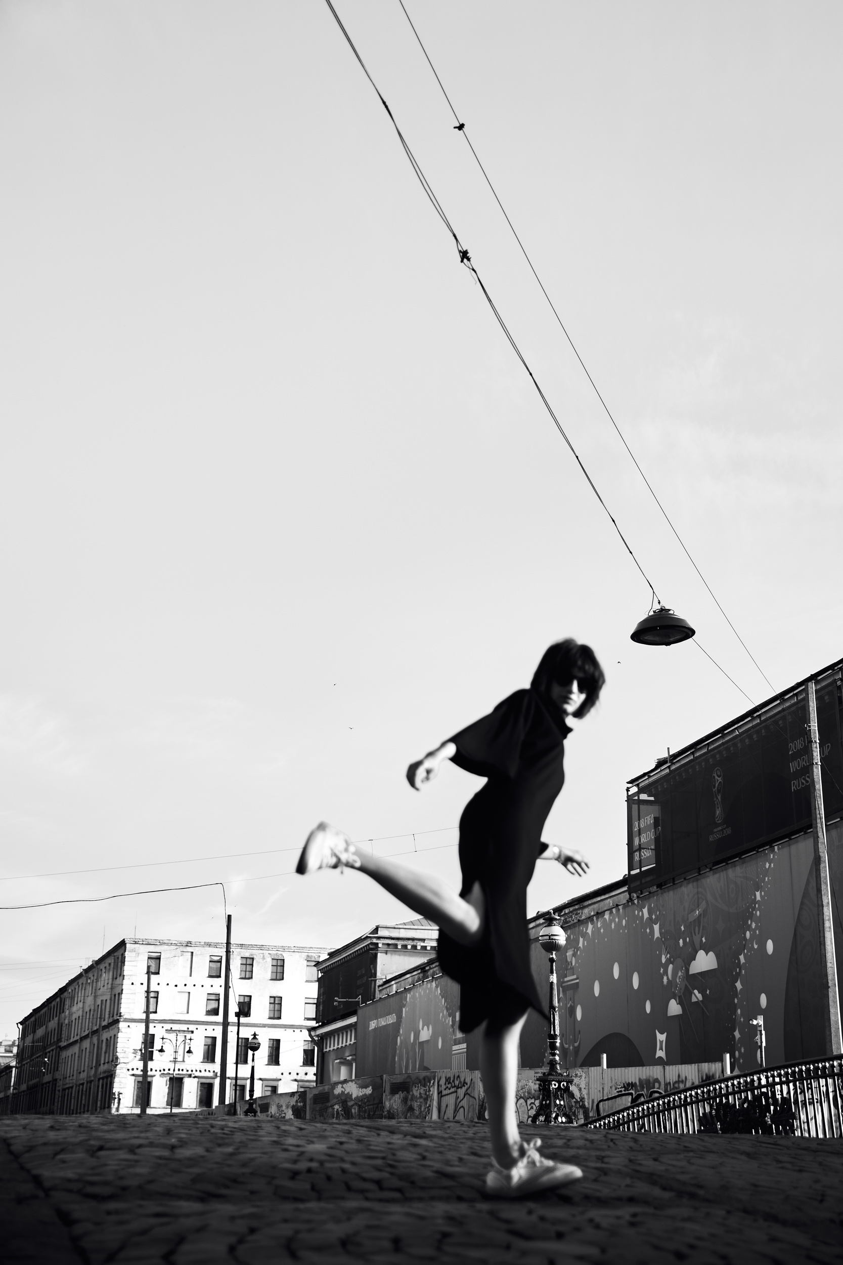 На улице была сильная. Красиво танцуют на улице. Girls Street Dance в New York foto черно-белое. Women on Roof.